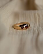Zadie 1971 Vintage 9ct Gold Garnet Trilogy Ring - Image 4